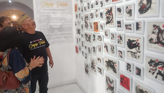 Irjen Chryshnanda Dwilaksana saat memperlihatkan karya lukisnya