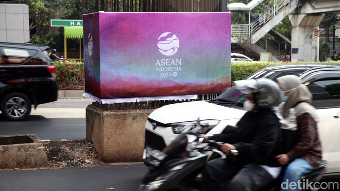Rekayasa lalu lintas (lalin) diberlakukan di jalanan sekitar lokasi acara atau venue Konferensi Tingkat Tinggi (KTT) ke-43 ASEAN 2023 di Jakarta. Salah satu jalan yang dibuka tutup adalah Rasuna Said, Kuningan.