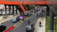 Pengendara melintas di Jalan Rasuna Said, Kuningan, Jakarta, Senin (4/9/2023).  
