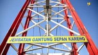 Nilai kontrak pembangunan jembatan gantung sepanjang 120 meter dengan lebar 1,8 m tersebut sebesar Rp 13,65 miliar. Pembangunannya dilaksanakan oleh kontraktor lokal CV Asri Karya dan konsultan pengawas PT Jakarta Rencana Selaras-PT Kartika Taruna Bumi, KSO. Foto: Dok. Kementerian PUPR