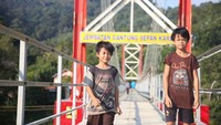 Warga desa sangat terbantu dengan kehadiran jembatan gantung tersebut untuk melakukan aktivitas sehari-hari. Termasuk untuk mengangkut hasil perkebunan ke Kota Putussibau yang sebelumnya harus melewati Sungai Kapuas dengan biaya bahan bakar perahu sekitar Rp 2 juta. Saat ini dengan jalur darat menjadi hanya sekitar Rp 300 ribu. Foto: Dok. Kementerian PUPR