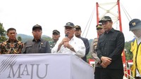 Jembatan gantung merupakan salah satu infrastruktur berbasis masyarakat yang dapat langsung dirasakan manfaatnya. Foto: Dok. Kementerian PUPR