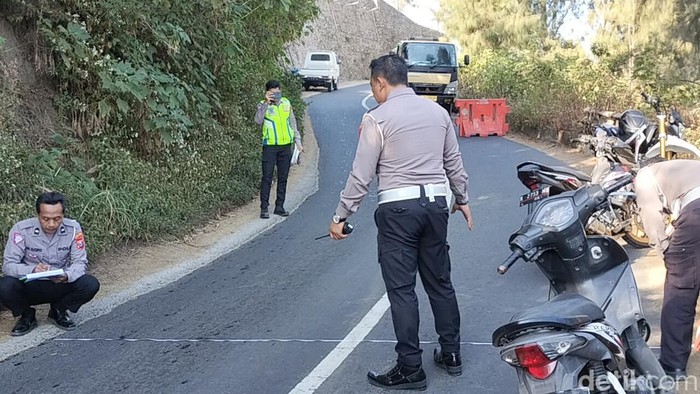 Jip muat wisatawan Bromo terjun dari tebing