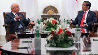Presiden Joko Widodo menerima audiensi pimpinan tiga organisasi internasional di Istana Merdeka, Jakarta, Senin (4/9/2023). Tiga organisasi itu adalah Bank Dunia, International Monetary Fund (IMF), dan World Economic Forum.  