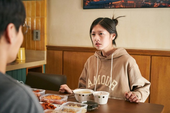 Sedangkan Jung So Min berperan sebagai Na Ra, produser film terkenal yang percaya diri dan modis.   Foto: dok. Mindmark