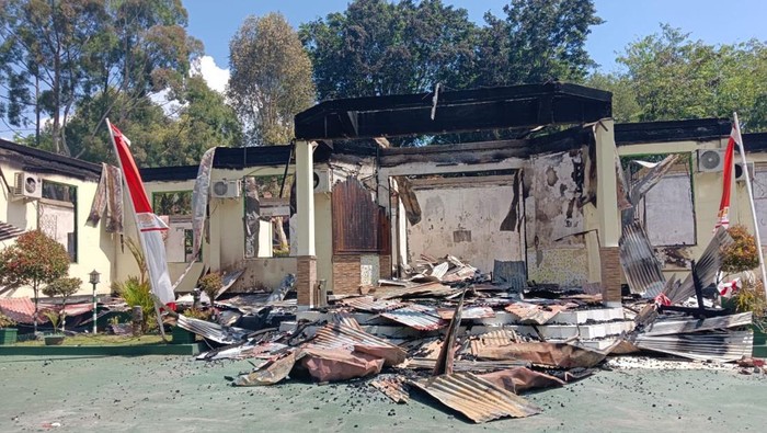 Kantor Kemenag Kabupaten Jayapura yang hangus terbakar.