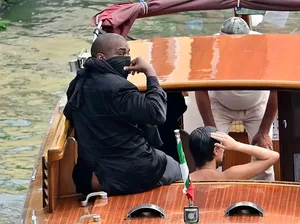 Gegara Pamer Bokong, Kanye West Dilarang Naik Kapal Venesia Selamanya!