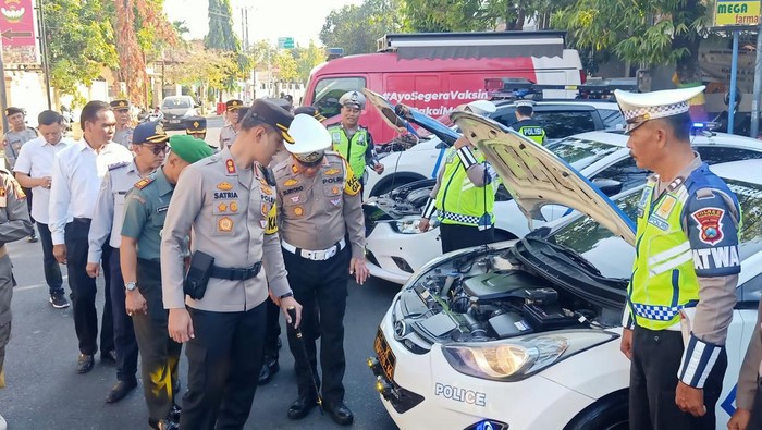 Kapolres Pamekasan saat memeriksa persiapan personel usai apel Operasi Zebra Semeru, Senin (4/9/2023).