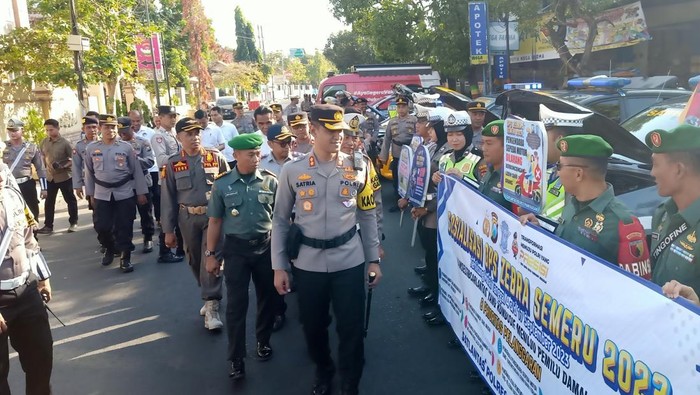 Kapolres Pamekasan saat memeriksa persiapan personel usai apel Operasi Zebra Semeru, Senin (4/9/2023).