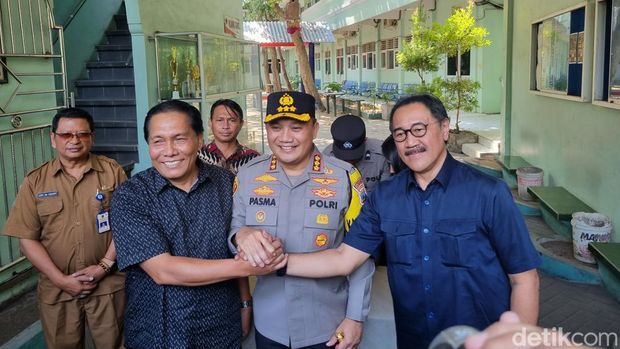 Kapolrestabes Surabaya buka segel gedung SMK Prapanca 2