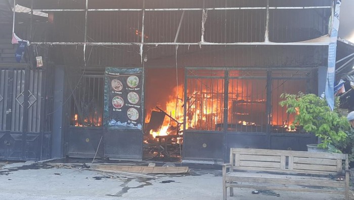 Kebakaran kafe di Bojonegoro, Senin (4/9/2023).