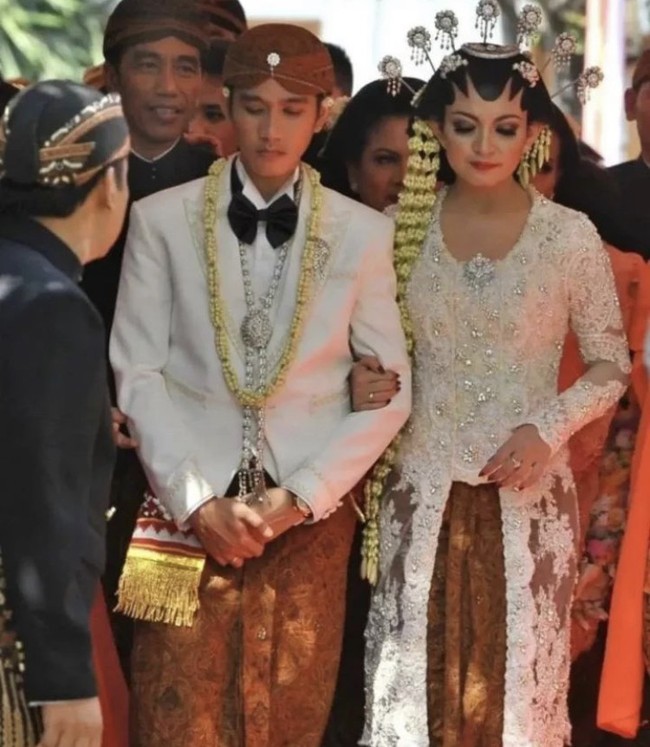 Untuk akad nikah, Selvi Ananda mengenakan kebaya karya Tuty Adib. Sang pengantin terlihat cantik dengan kebaya kutu baru berwarna putih, berpotongan klasik dan sederhana. Untuk bawahan, Selvi mengenakan kain motif Sidomukti. Foto: Instagram