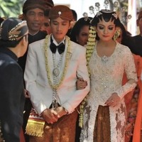 Untuk akad nikah, Selvi Ananda mengenakan kebaya karya Tuty Adib. Sang pengantin terlihat cantik dengan kebaya kutu baru berwarna putih, berpotongan klasik dan sederhana. Untuk bawahan, Selvi mengenakan kain motif Sidomukti. Foto: Instagram