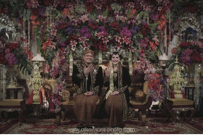 Inspirasi kebaya pengantin lainnya datang dari pernikahan Kahiyang Ayu dan Bobby Nasution. Putri Jokowi ini melangsungkan pernikahan pada November 2017 dengan serangkaian prosesi adat Solo. Foto: Instagram