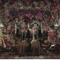 Inspirasi kebaya pengantin lainnya datang dari pernikahan Kahiyang Ayu dan Bobby Nasution. Putri Jokowi ini melangsungkan pernikahan pada November 2017 dengan serangkaian prosesi adat Solo. Foto: Instagram