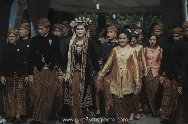 Kahiyang Ayu manglingi saat akad nikah dengan riasan Solo Putri. Sang pengantin wanita mengenakan busana pengantin Jawa Klasik. Kahiyang pun tampil anggun dalam balutan busana beludru hitam dengan detail ornamen emas yang dipadukan kain batik sogan. Foto: Instagram