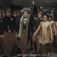 Kahiyang Ayu manglingi saat akad nikah dengan riasan Solo Putri. Sang pengantin wanita mengenakan busana pengantin Jawa Klasik. Kahiyang pun tampil anggun dalam balutan busana beludru hitam dengan detail ornamen emas yang dipadukan kain batik sogan. Foto: Instagram