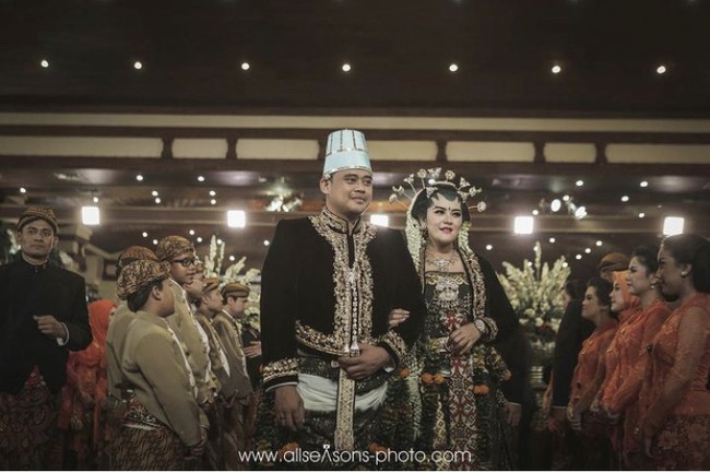 Untuk resepsi malam hari, Kahiyang dan Bobby mengenakan pakaian adat Solo Basahan Keprabon. Kahiyang tampil cantik dalam balutan kain dodot bernuansa hijau dan baju bludru menutupi bagian pundak hingga pinggang. Foto: Instagram