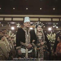 Untuk resepsi malam hari, Kahiyang dan Bobby mengenakan pakaian adat Solo Basahan Keprabon. Kahiyang tampil cantik dalam balutan kain dodot bernuansa hijau dan baju bludru menutupi bagian pundak hingga pinggang. Foto: Instagram