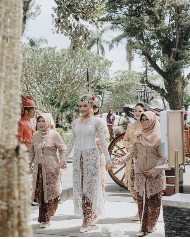 Untuk akad nikah yang digelar di Pendopo Agung Kedaton Ambarrukmo, Yogyakarta, Sabtu (10/12/2022), Erina Gudono mengenakan kebaya putih panjang yang disesuaikan dengan adat pengantin keraton Yogyakarta. Busana tersebut melengkapi momen Erina bersolek bak putri keraton dengan paes ageng. Foto: Instagram