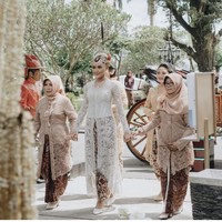 Untuk akad nikah yang digelar di Pendopo Agung Kedaton Ambarrukmo, Yogyakarta, Sabtu (10/12/2022), Erina Gudono mengenakan kebaya putih panjang yang disesuaikan dengan adat pengantin keraton Yogyakarta. Busana tersebut melengkapi momen Erina bersolek bak putri keraton dengan paes ageng. Foto: Instagram