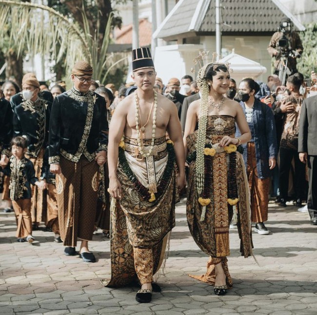 Sementara itu, saat acara ngunduh mantu di Solo, Erina Gudono mengenakan dua baju adat khas Solo. Perempuan kelahiran 1996 ini berbalut busana Solo Basahan saat prosesi kirab. Busana Erina Gudono itu terdiri dari kain dodot hijau yang dipadu emas bermotif alas-alasan dan blumbangan. Foto: Instagram