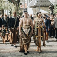 Sementara itu, saat acara ngunduh mantu di Solo, Erina Gudono mengenakan dua baju adat khas Solo. Perempuan kelahiran 1996 ini berbalut busana Solo Basahan saat prosesi kirab. Busana Erina Gudono itu terdiri dari kain dodot hijau yang dipadu emas bermotif alas-alasan dan blumbangan. Foto: Instagram