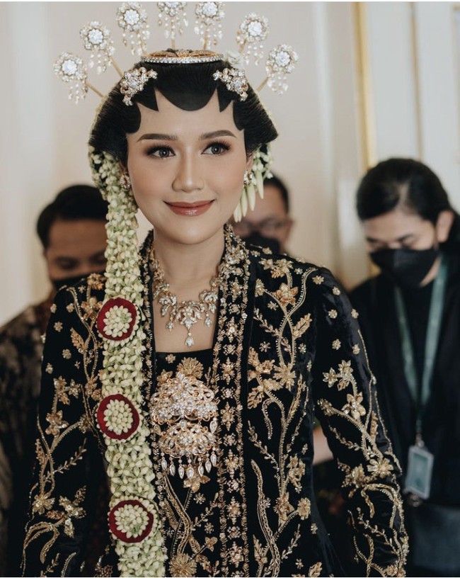 Pasangan tersebut kemudian berganti baju. Erina Gudono tampil dengan kebaya Solo Putri, berbahan beludru dan berpotongan kutu baru dengan ornamen emas. Pada bagian bawah Erina mengenakan kain batik dengan motif khas Sido Mukti, Sido Mulyo, dan Sido Asih. Foto: Instagram