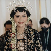 Pasangan tersebut kemudian berganti baju. Erina Gudono tampil dengan kebaya Solo Putri, berbahan beludru dan berpotongan kutu baru dengan ornamen emas. Pada bagian bawah Erina mengenakan kain batik dengan motif khas Sido Mukti, Sido Mulyo, dan Sido Asih. Foto: Instagram