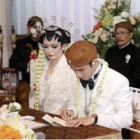 Putra pertama Presiden Jokowi, Gibran Rakabuming menikahi Selvi Ananda pada 2015. Konsep akad nikahnya bernuansa klasik dan elegan.  Foto: Instagram