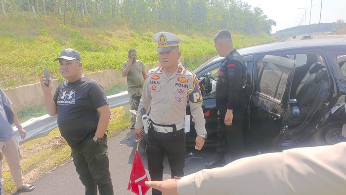 Hilux tabrak Sigra di Tol Prabumulih, gegara nyalip kecepatan tinggi.