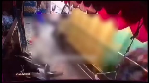 Kecelakaan mengerikan terjadi di Kabupaten Sukabumi, Jabar. Tiga orang yang berada di pinggir jalan ditabrak truk yang hilang kendali. (Tangkapan layar video viral)