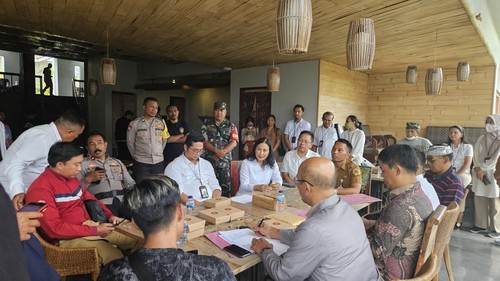 Keluarga korban saat menerima santunan dapi pihak Ayuterra Resort di Kedewatan, Ubud Gianyar, Senin (4/9/2023). (Putu Krista/detikBali)