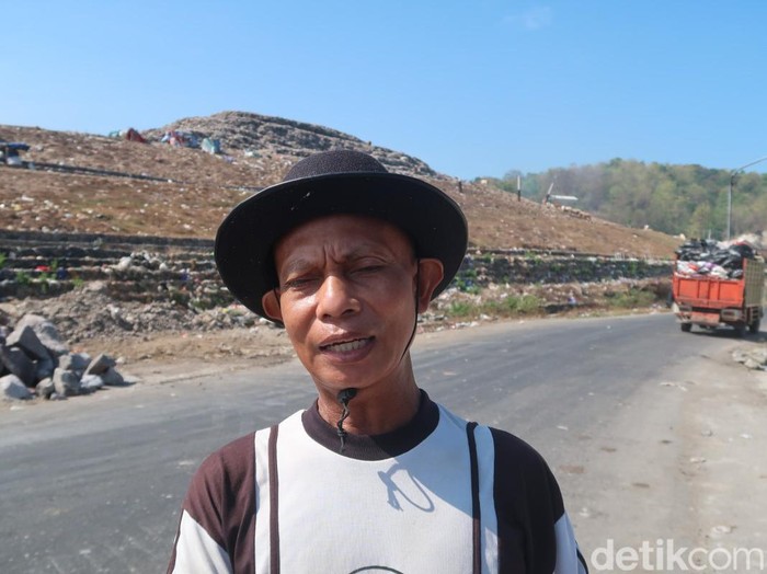 Ketua Komunitas Pemulung Mardiko TPA Piyungan, Bantul, DIY, Maryono, dan suasana TPA Piyungan Bantul. Foto diunggah Senin (4/9/2023).