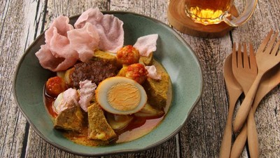 Lamak Bana! 20 Ketupat Sayur Padang Berlauk Komplet