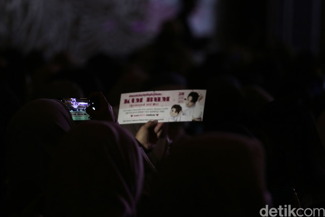 Fans terlihat membawa banner dukungan buat Kim Bum di acara fanmeeting 'Between U and Me', Minggu (3/9/2023). Fanmeeting yang digelar Viu ini bertempat di Grand Ballroom Hotel Indonesia Kempinski, Jakarta Pusat.