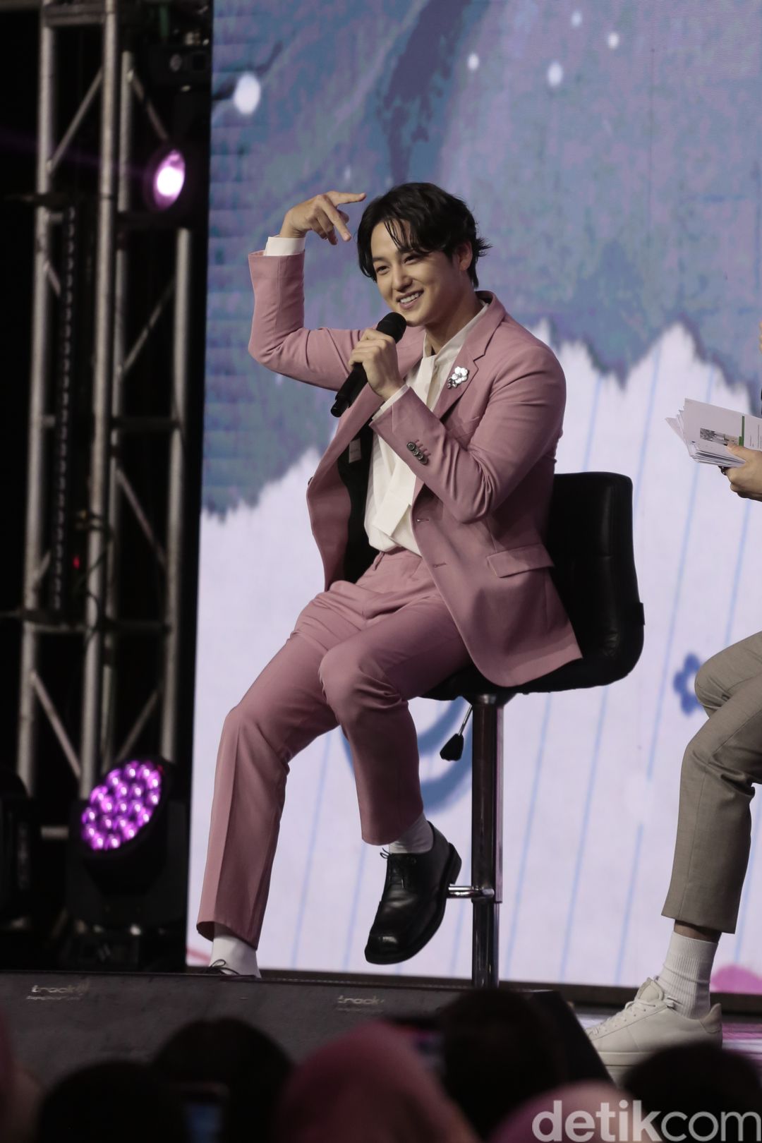 Kim Bum dalam acara fanmeeting 'Between U and Me', Minggu (3/9/2023). Fanmeeting yang digelar Viu ini bertempat di Grand Ballroom Hotel Indonesia Kempinski, Jakarta Pusat.