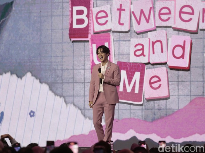 Kim Bum dalam acara fanmeeting Between U and Me, Minggu (3/9/2023). Fanmeeting yang digelar Viu ini bertempat di Grand Ballroom Hotel Indonesia Kempinski, Jakarta Pusat.