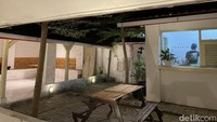 Kopi Rumahan berlokasi di Jalan Letda Regug No.7, Dangin Puri, Kecamatan Denpasar Timur, Kota Denpasar. Kafe ini buka mulai pukul 08.00 – 23.00 WITA.