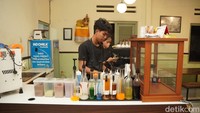 Selain itu, yang tak boleh traveler lewatkan adalah menu andalan dari Kopi Rumahan yang wajib dicicipi ketika berkunjung ke sini. Menu kopi rumahan menjadi menu andalan dari kafe ini. Perpaduan antara susu segar, creamer, dan gula aren siap menghilangkan dahaga. Jika tak suka kopi, traveler dapat mencoba menu signature alpenliebe. 