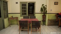 Jika traveler kangen dengan suasana ngopi di rumah, Kopi Rumahan adalah kafe yang wajib traveler kunjungi dan rasakan suasana bak ngopi di rumah sendiri. 