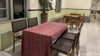 Untuk mencicipi menu dari Kopi Rumahan, traveler tak perlu merogoh kocek yang dalam. Mulai dari Rp 18 ribu, traveler sudah bisa mendapatkan minuman. Sementara untuk harga makanan ringan, dibanderol mulai harga Rp 18 ribu.