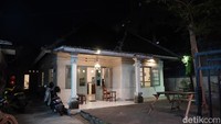 Sesuai dengan namanya, Kopi Rumahan memiliki desain bangunan rumah jaman 90an yang terlihat jadul dan vintage. Desain arsitektur yang sederhana membuat kafe ini semakin berbeda. Terletak di jantung Kota Denpasar, Kopi Rumahan memiliki daya tarik tersendiri bagi anak muda.