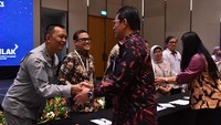 Kepala Biro Perencanaan dan Ortala Bakamla RI Laksma Bakamla Phundi Rusbandi mendapat ucapan selamat. 