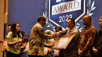 Penghargaan diterima oleh Kepala Bakamla RI Laksdya TNI Aan Kurnia yang diwakilkan oleh Kepala Biro Perencanaan dan Ortala Bakamla RI Laksma Bakamla Phundi Rusbandi dan Direktur Pelatihan Bakamla RI Laksma Bakamla Suwito di salah satu hotel di Jakarta Pusat, Senin (4/9/2023). 