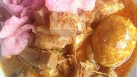 Ketupat sayur Padang dengan gulai nangka hingga sayur pakis bisa ditemui di warung daerah Tanjung Barat, Jakarta Selatan. Meskipun lauknya sederhana, tetapi rasa kuahnya terkenal enak dan berempah.Foto: Go Food 