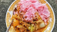 Di Tebet ada penjual ketupat sayur Padang viral, namanya Ketupat Sayur Padang Alam Saiyo. Ketupatnya dibalut gulai nangka kental dan berempah. Pilihan lauknya juga beragam. Harganya mulai dari Rp 15 ribuan. Foto : Instagram @hobbykuliner
