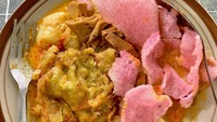 Ada lagi ketupat sayur Padang enak di Depok, namanya Ketupat Sayur Uni Net. Seporsinya sudah dilengkapi gulai nangka mlekoh, sayur ubi tumbuk, gulai telur, hingga mie goreng. Bisa dinikmati mulai dari Roo 10 ribuan. Foto : Instagram @foodiyagi