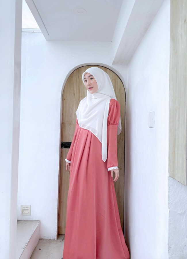 Gaya hijab syar’i Larissa Chou bisa menjadi inspirasi tampil feminin. Nuansa serba pink menjadi favorit wanita dengan nama Larissa Gunawan ini. Foto: Dok. Instagram Larissa Chou