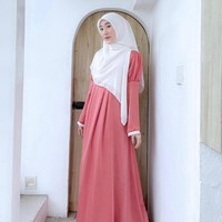 Gaya hijab syar’i Larissa Chou bisa menjadi inspirasi tampil feminin. Nuansa serba pink menjadi favorit wanita dengan nama Larissa Gunawan ini. Foto: Dok. Instagram Larissa Chou